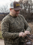 Load image into Gallery viewer, man wearing gamehide logo hat